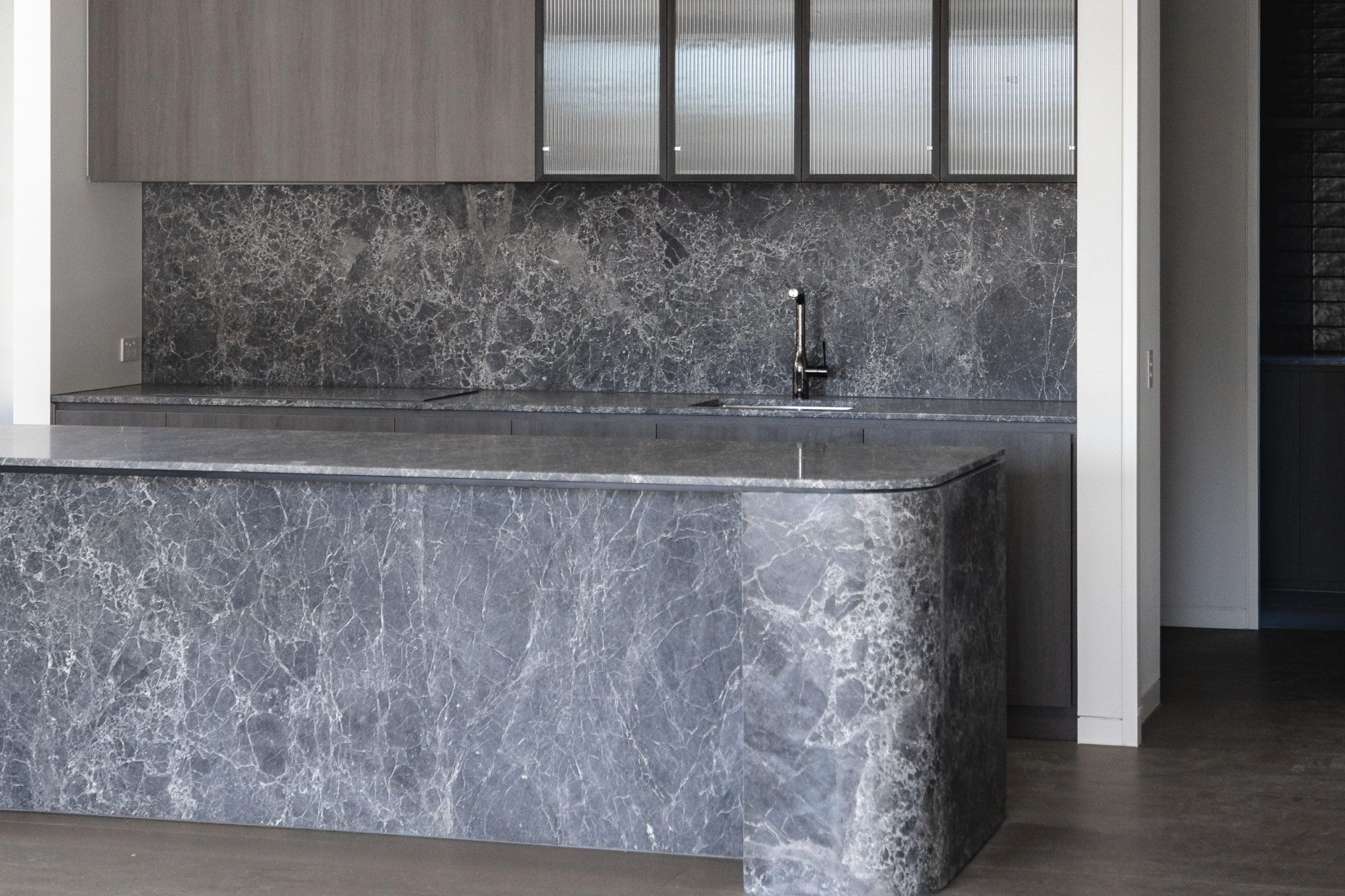 luna stone benchtop dark